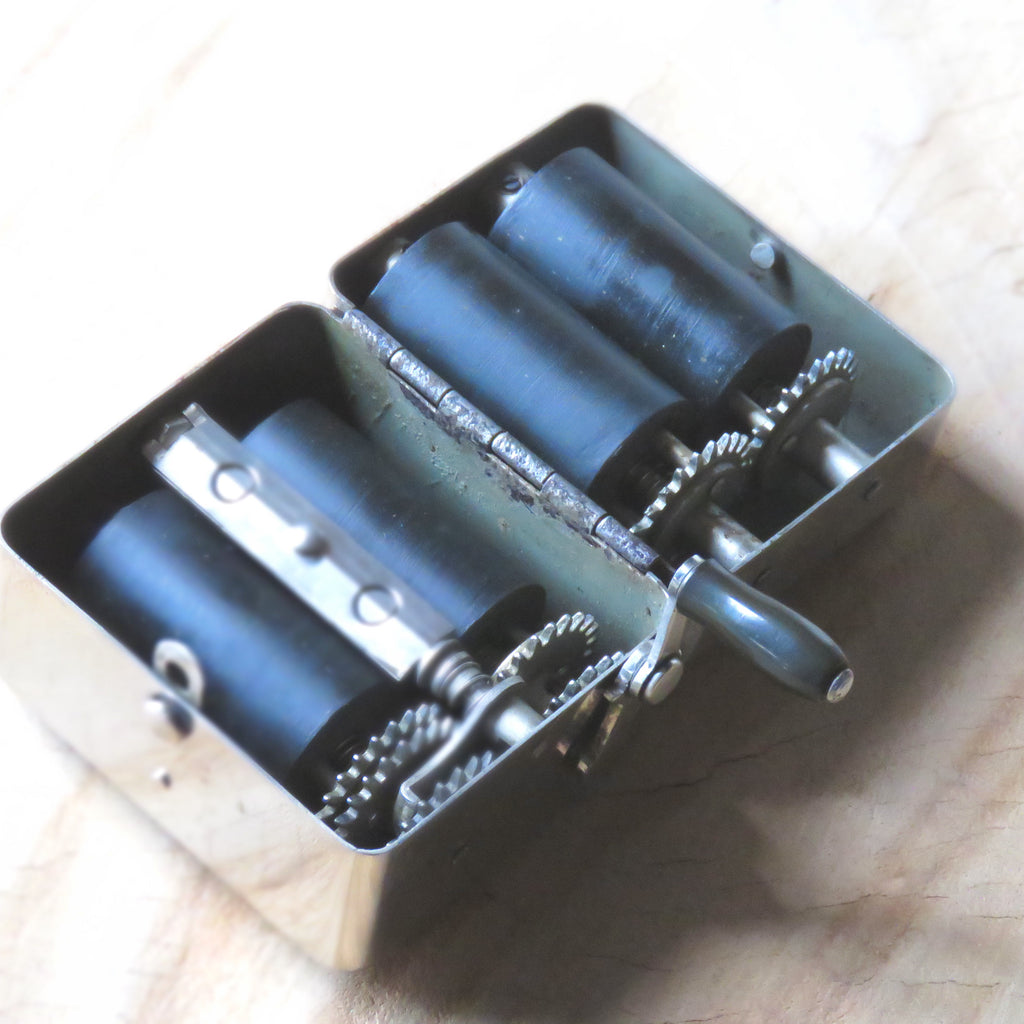 Rolbart safety razor sharpening system. – Bundubeard