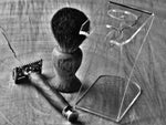 Z-Shape Razor and brush stand in clear or black acrylic - Bundubeard