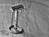 Razor stand, roundbar in white chrome finish - Bundubeard